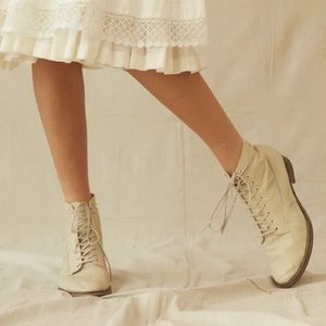 ISO: THE GREAT Boxcar Boots in Vanilla